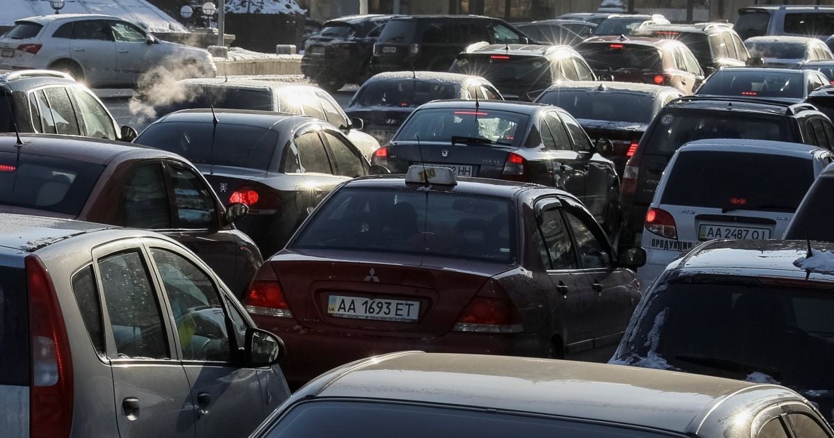 На кордоні з Румунією вишикувалися кілометрові черги, водії стоять по декілька діб