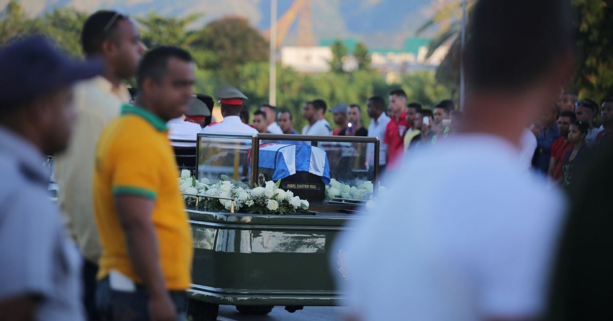 Попіл Кастро до кладовища везли автомобілем у кедровій урні. Люди скандували "Віва, Фідель!"