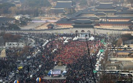 В Сеуле сотни тысяч демонстрантов шестую неделю подряд требуют отставки президента