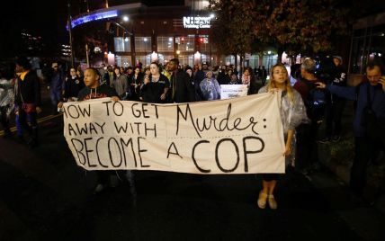 В США вспыхнули протесты из-за оправдательного приговор полицейскому, застрелившему афроамериканца