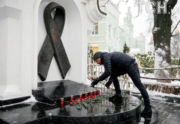 Учасник церемонії з нагоди Всесвітнього дня боротьби зі СНІДом у Києві покладає квіти до меморіалу пам'яті жертв СНІДу / © Reuters