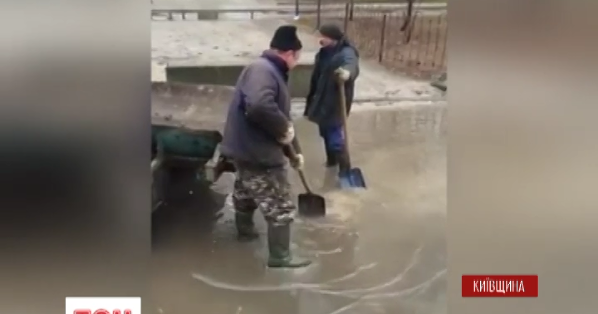 У Броварах ремонтники "асфальтують" калюжі