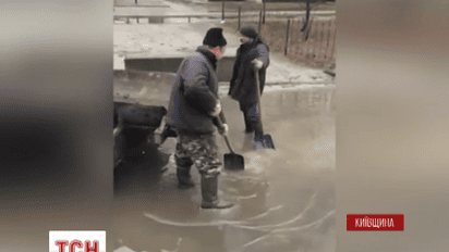 У Броварах ремонтники латали калюжі