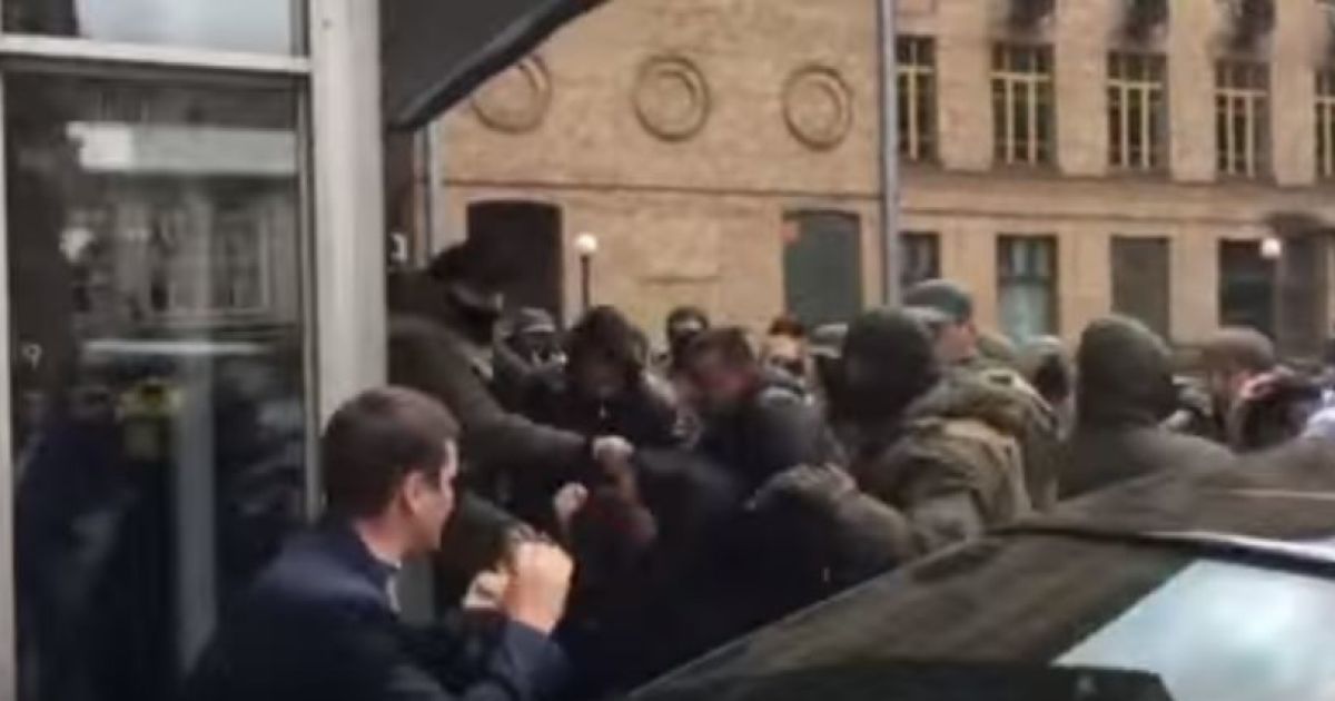 Під Київрадою свободівці побилися з охороною будівлі