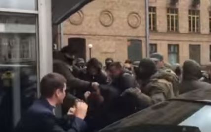 Под Киевсоветом свободовцы подрались с охраной здания