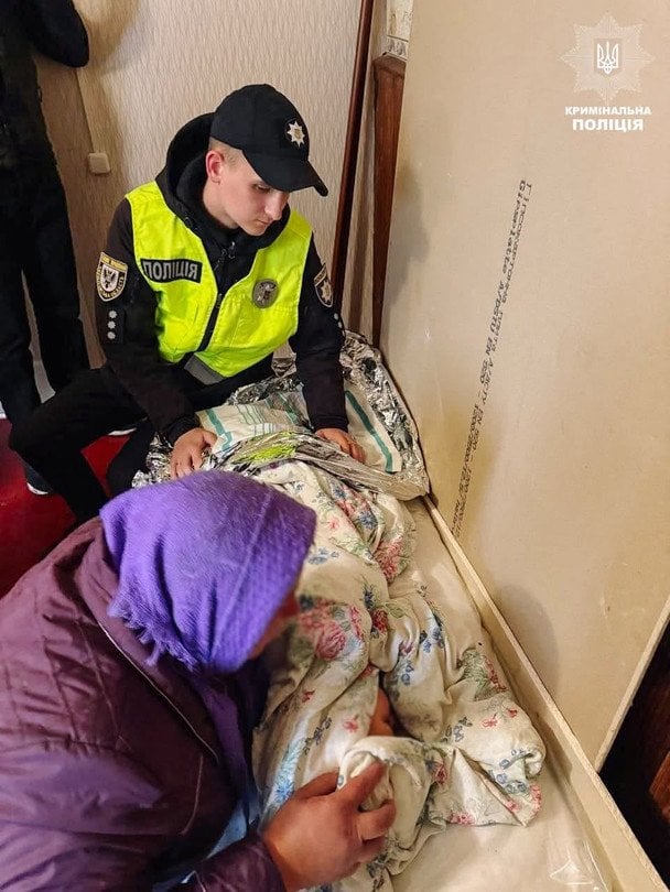 Трирічний хлопчик 6 км йшов під дощем у пошуках мами Фото Національна поліція