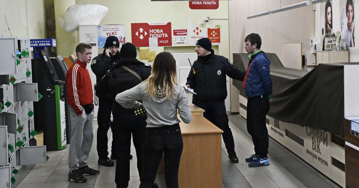 У Києві група молодих людей побила продюсера телеканалу і напала з ножем на охоронця супермаркету