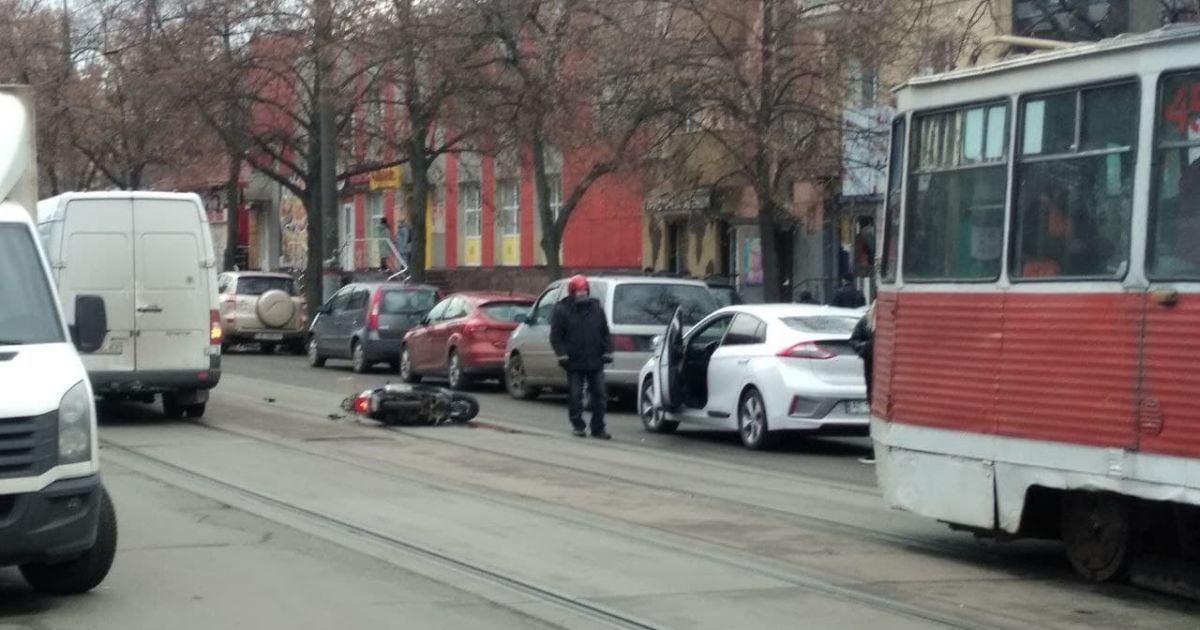 В Кривом Роге водитель авто дверью сбила скутериста