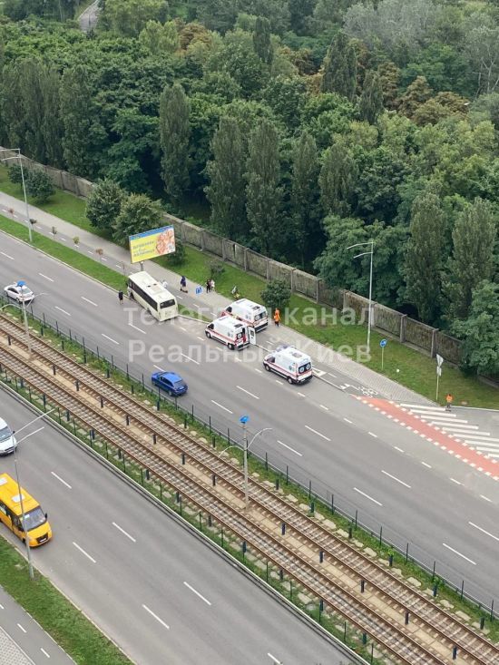 У Києві водію автобуса стало зле під час тривоги і він в'їхав у стовп (відео)