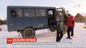 Іржавий дах і пошарпані сидіння: чому на Прикарпатті стара вантажівка возить школярів