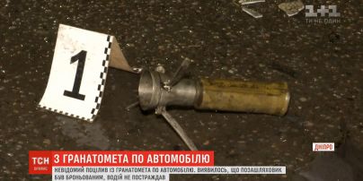 У середмісті Дніпра невідомий поцілив з гранатомета в позашляховик