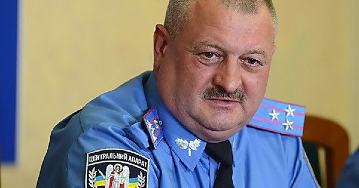 Раненого начальника львовской областной милиции пытаются эвакуировать с места происшествия.