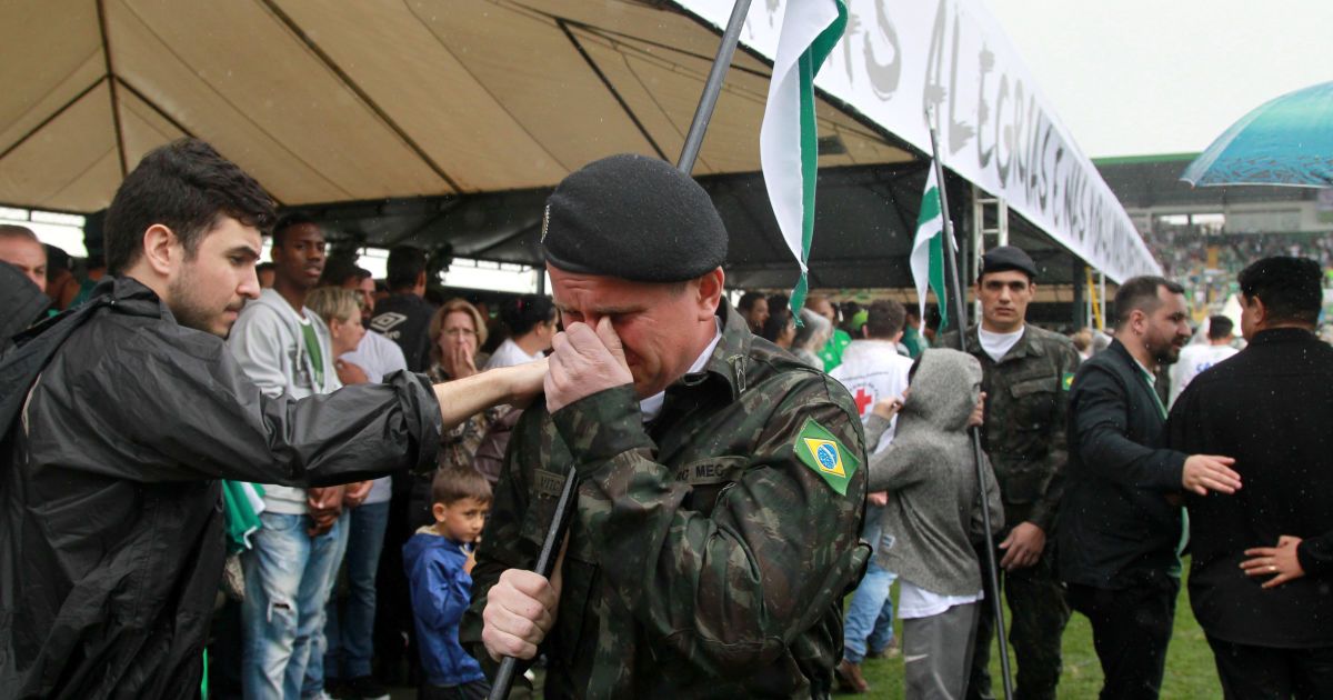 В бразильский город Шапеко привезли тела жертв страшной авиакатастрофы