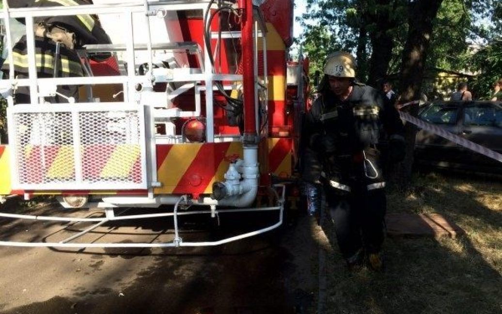 Пожарные пытаются погасить огонь. / © Громадське ТБ