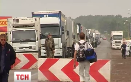 Таможенники рассказали, кто виноват в 8-километровых пробках на границе Херсонщины с Крымом