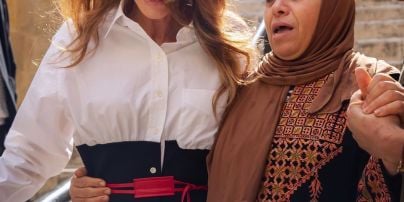 Битва стильных образов королевы Иордании Рании: белая блузка с корсетом vs плиссированная юбка