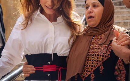 Битва стильных образов королевы Иордании Рании: белая блузка с корсетом vs плиссированная юбка