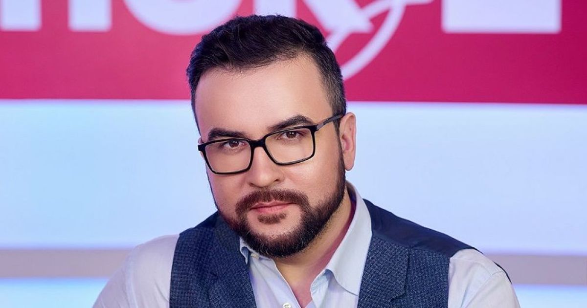 Руслан Сенічкін з довгим волоссям та хустиною на голові зіграє турка у новому серіалі