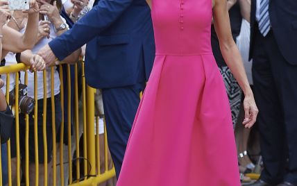 Тоже любит розовый: королева Летиция в ярком аутфите приехала на церемонию