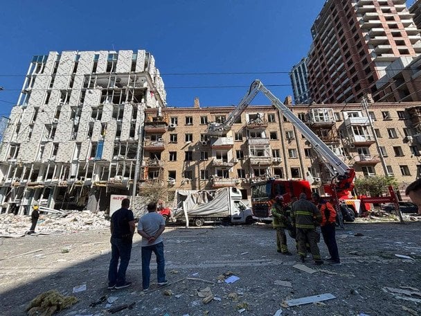 В Киеве российским ударом повреждены 225 домов: фото