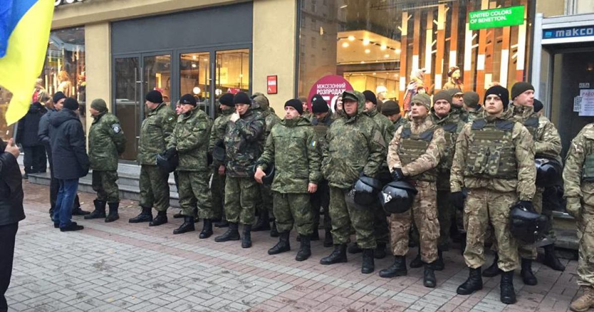 Активісти мітингують у дворі Печерського суду / © Hromadske.tv