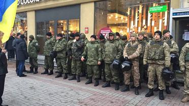 Активісти мітингують у дворі Печерського суду / © Hromadske.tv