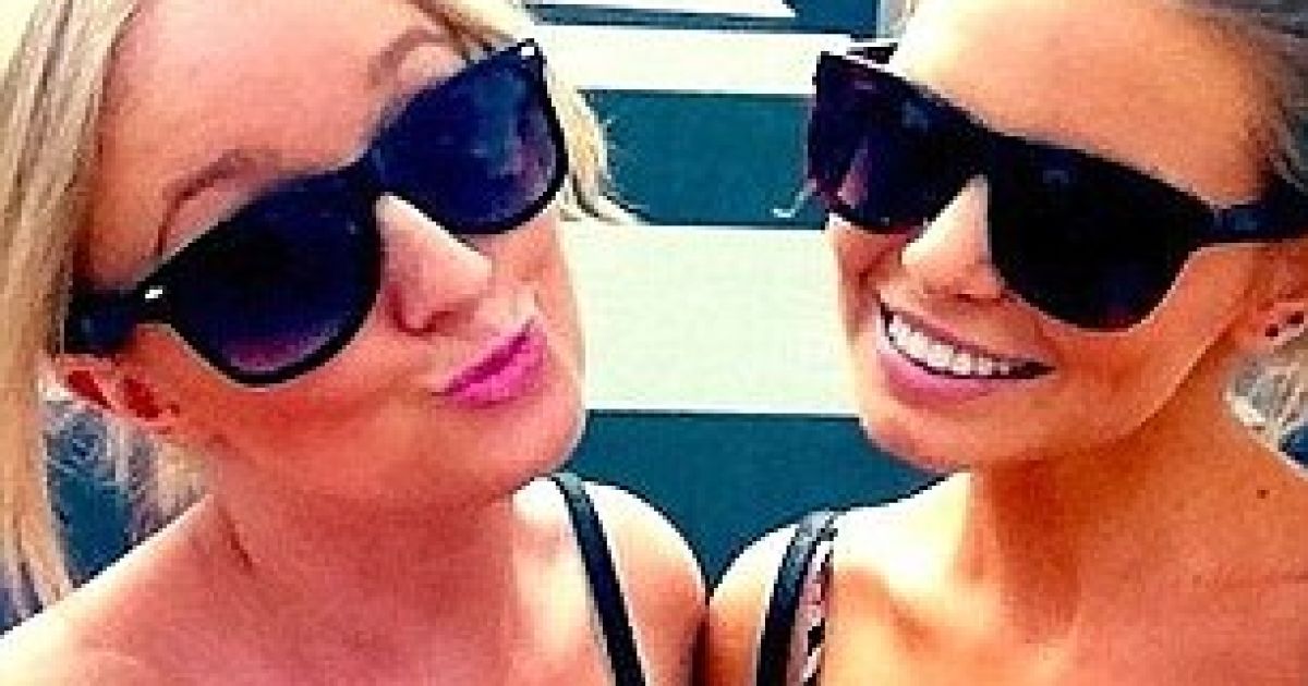 Дівчатка весело позують на фоні берлінського меморіалу знищених євреїв / © Фото із соціальних мереж