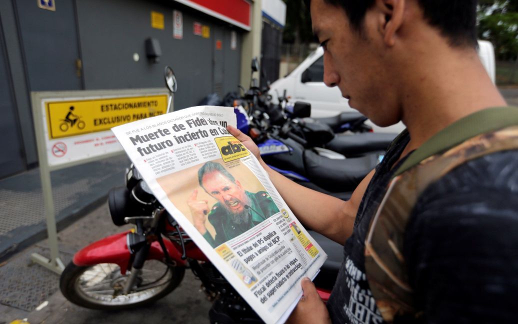 Жителі Парагваю читають про сумну звістку в місцевих газетах / © Reuters