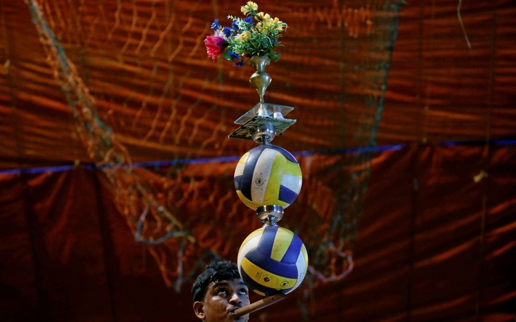Артист цирку команда виступає у другій день тижневого шоу у місті Падукка, від столиці Шрі-Ланки Коломбо. / © Reuters