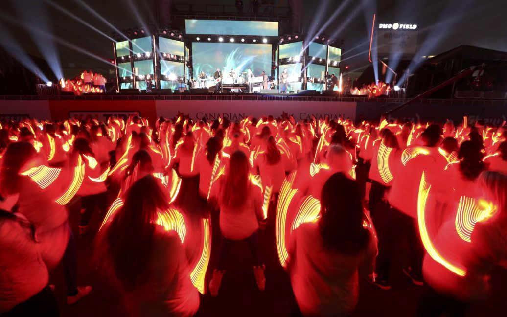 Глядачі світяться світлом під час шоу у перерві гри Канадської футбольної ліги (CFL) в Торонто, Онтаріо, Канада. / © Reuters