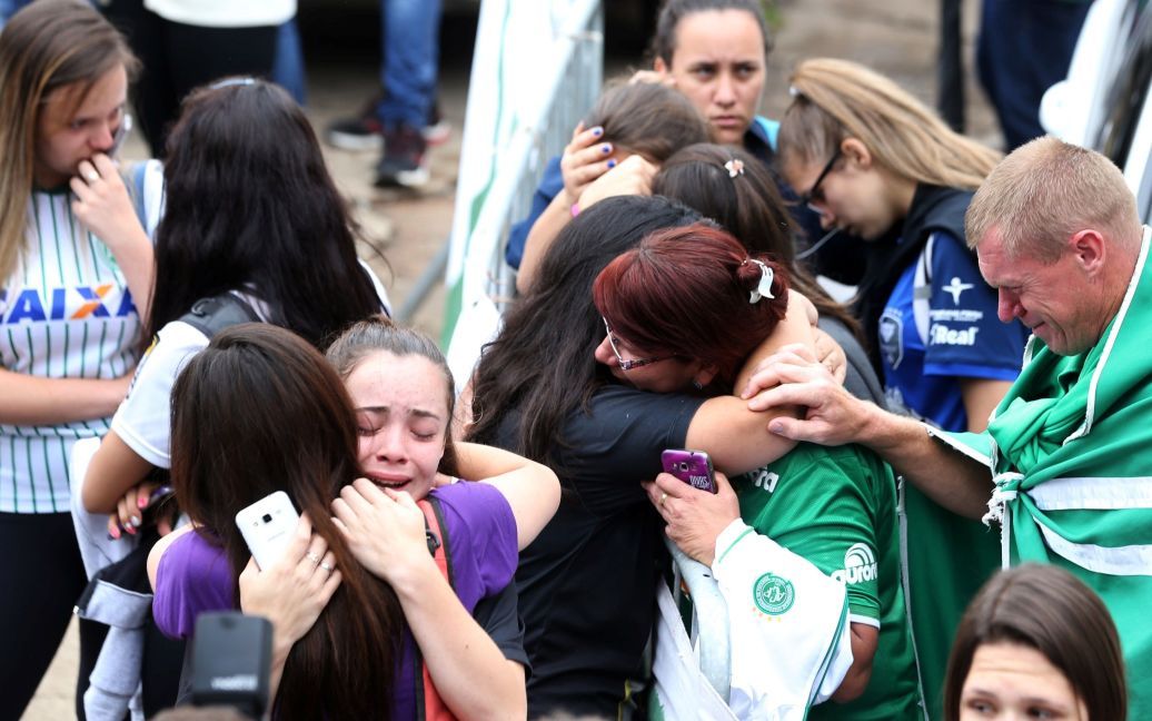Вболівальники "Шапекоенсе" оплакують удома трагічну загибель команди. / © Reuters