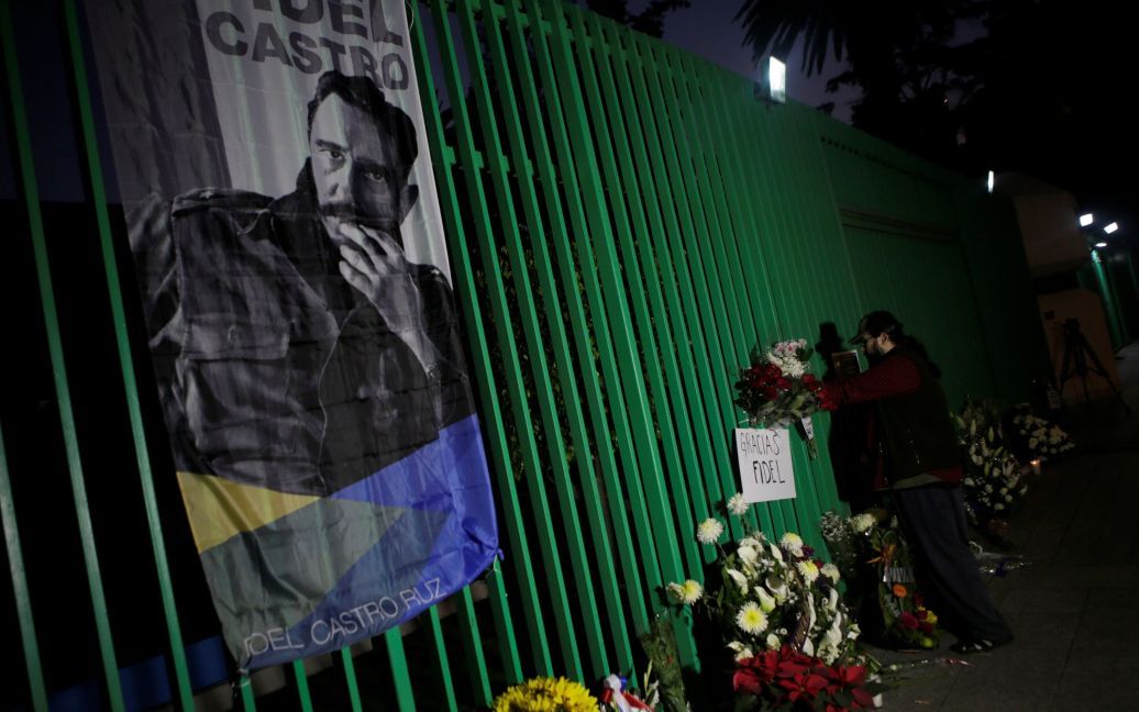 В Мексике оставляют цветы у посольства Кубы / © Reuters