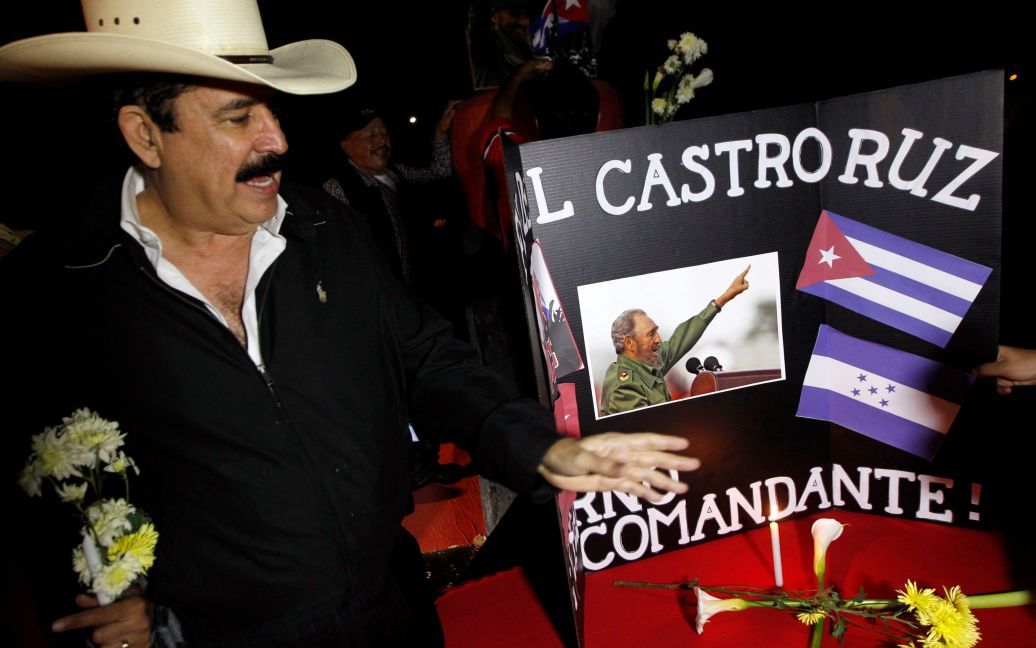 Экс-президент Гондураса Мануэль Зелая ставит свечу / © Reuters