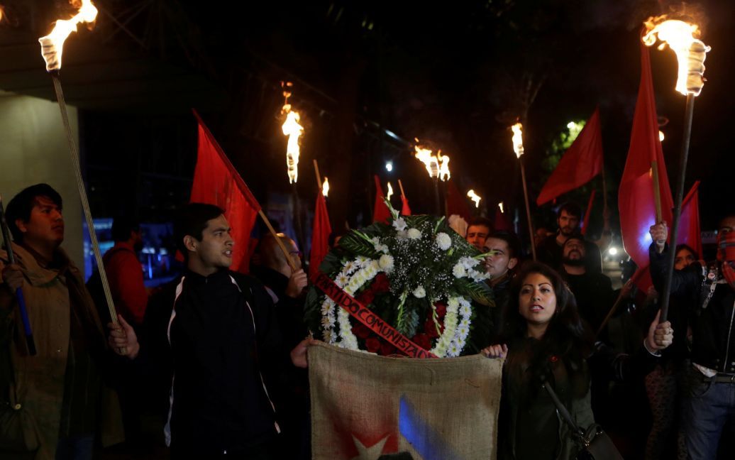 В Мексике члены Коммунистической партии несут по улицам флаги и цветы / © Reuters