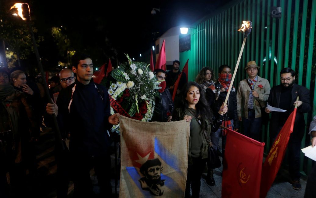 У Мексиці члени Комуністичної партії несуть вулицями прапори й квіти / © Reuters