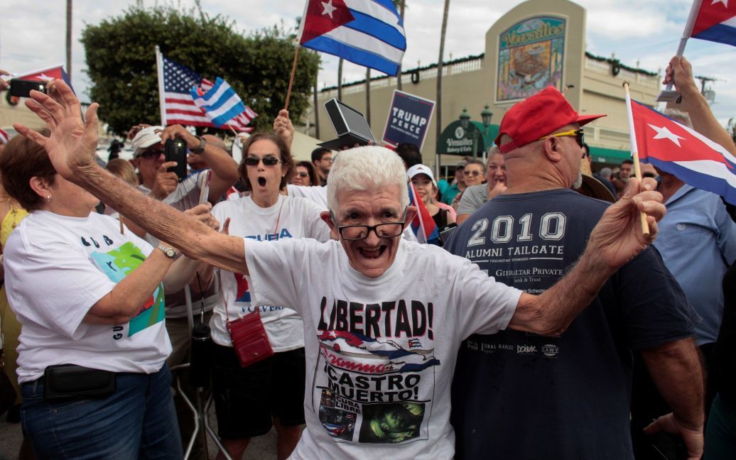 Люди святкують звістку про смерть лідера кубинської революції Фіделя Кастро в районі Маленька Гавана у місті Майамі, штат Флорида, США. / © Reuters