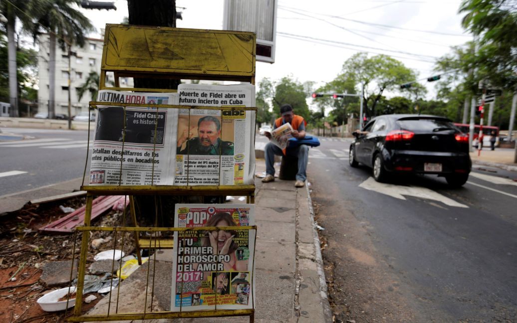 Жители Парагвая читают о печальной вести в местных газетах / © Reuters