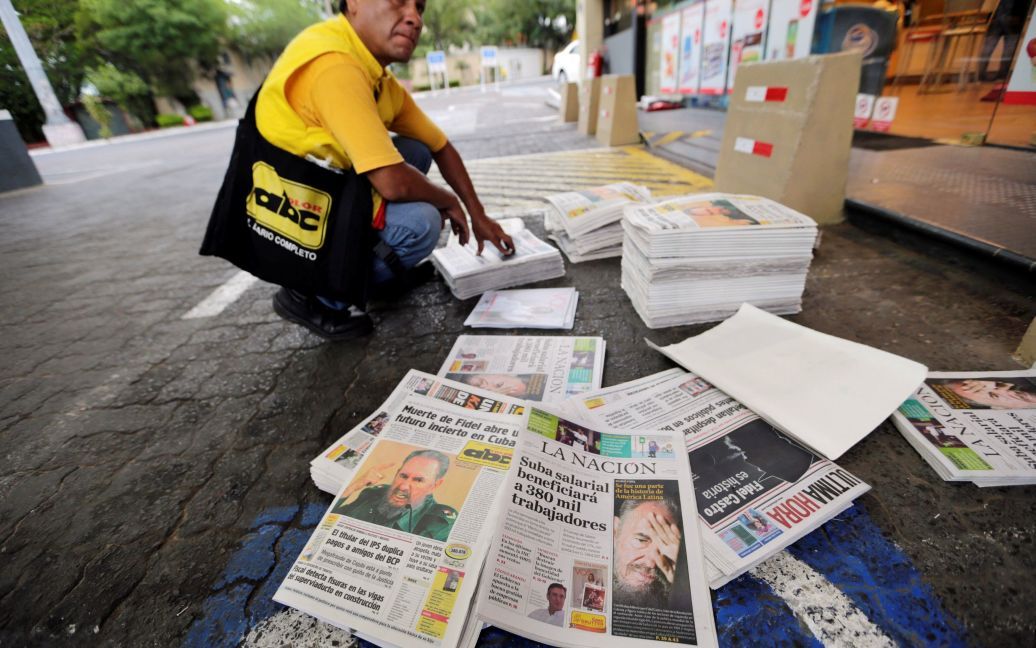 Жители Парагвая читают о печальной вести в местных газетах / © Reuters