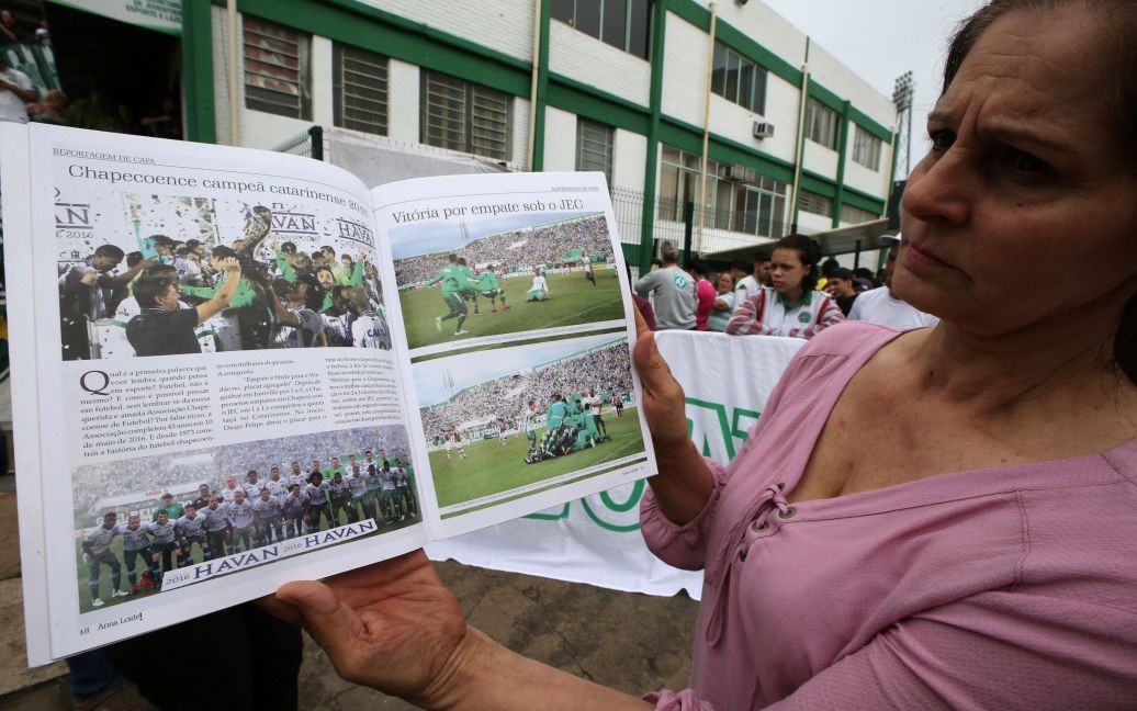 Болельщики "Шапекоэнсе" оплакивают дома трагическую гибель команды. / © Reuters