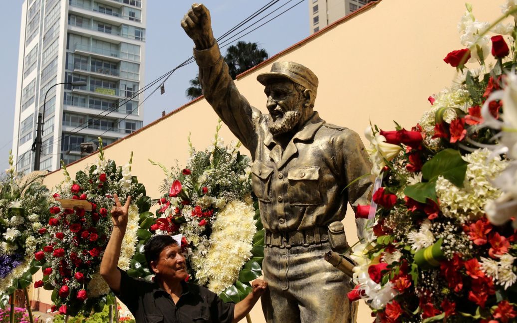 Цветы возле памятника Кастро в Перу / © Reuters