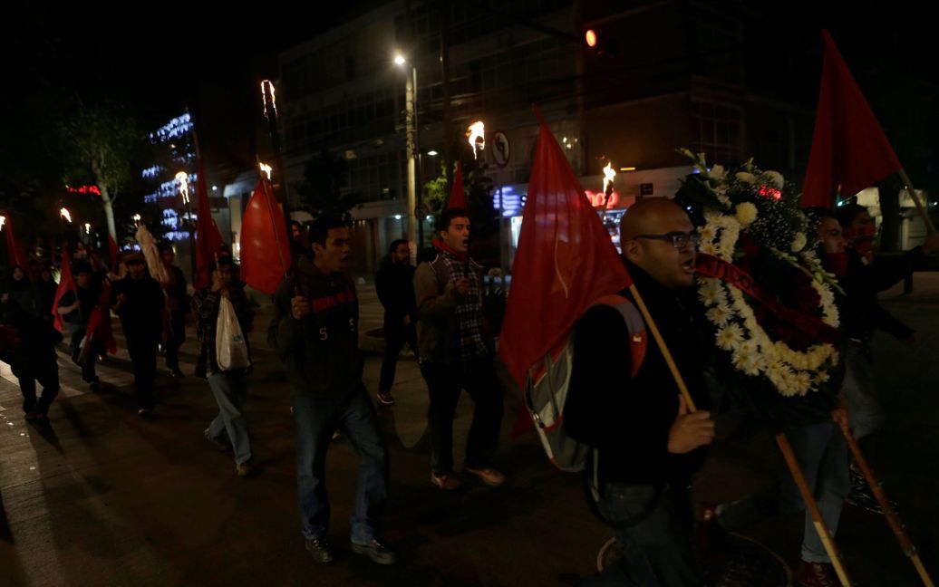 В Мексике члены Коммунистической партии несут по улицам флаги и цветы / © Reuters