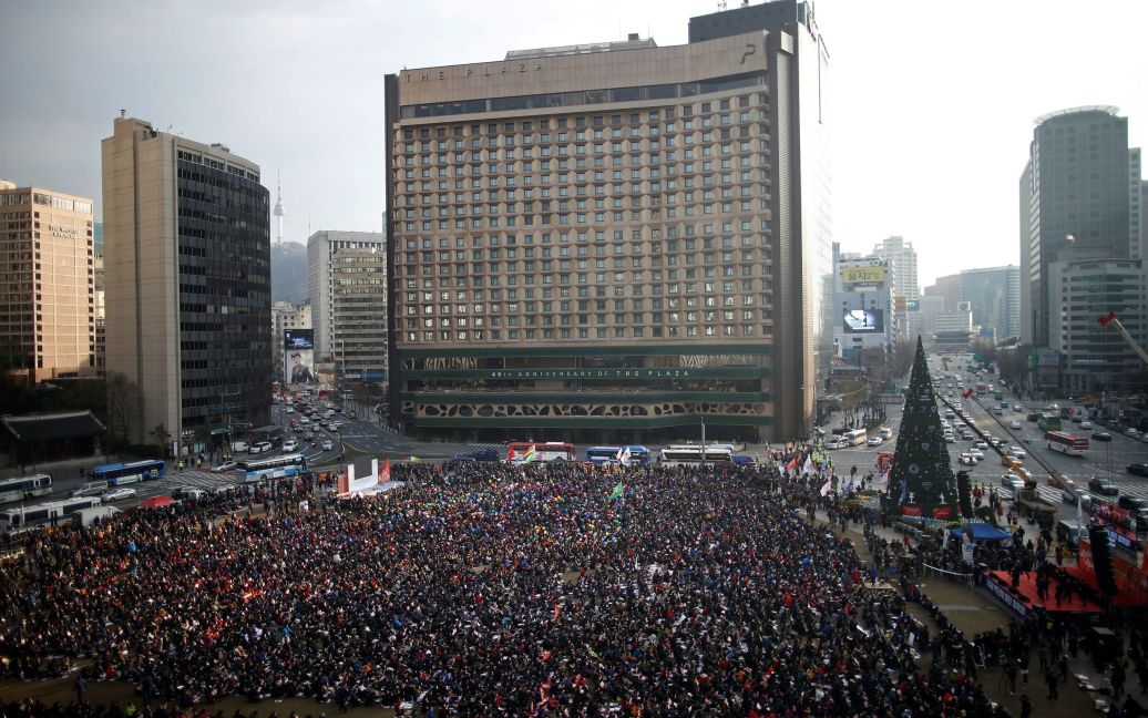 Члены корейской конфедерации профсоюзов принимают участие в забастовке, который призывает президента Южной Кореи Пак Кын Хе уйти в отставку, в центре города Сеул, Южная Корея. / © Reuters