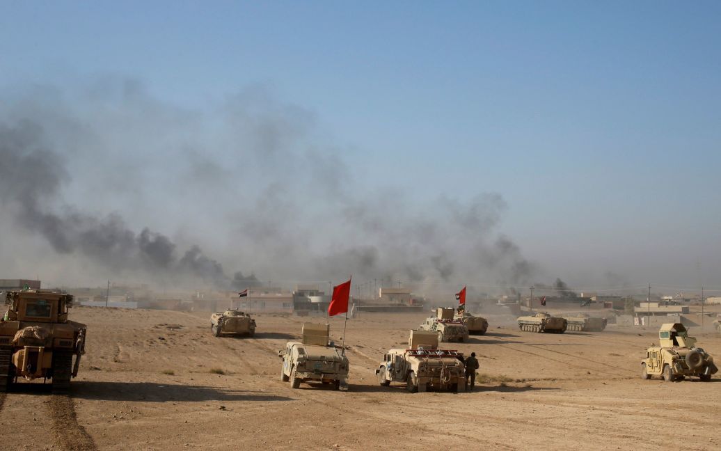 Дым поднимается над селом Аль-Касар во время боевых действий между иракскими солдатами и боевиками &ldquo;Исламского государства&rdquo; около города Мосул, Ирак. / © Reuters
