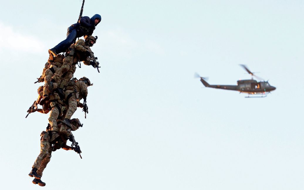 Спецназовцы бельгийской армии во время военных учений с участием нескольких стран Европейского союза, организованных Европейским агентством обороны на авиабазе в Бельгии. / © Reuters