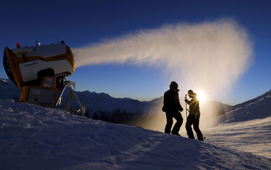 Машина з виробництва штучного снігу працює на гірськолижному курорті Верб&rsquo;є,  Швейцарія. / © Reuters