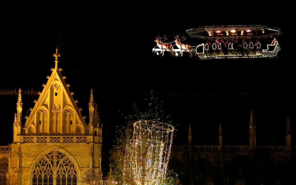 Люди вечеряють у підвісному ресторані "Санта в небі", який піднімається у повітря краном. Це одна із різдвяних розваг у Брюсселі, Бельгія. / © Reuters