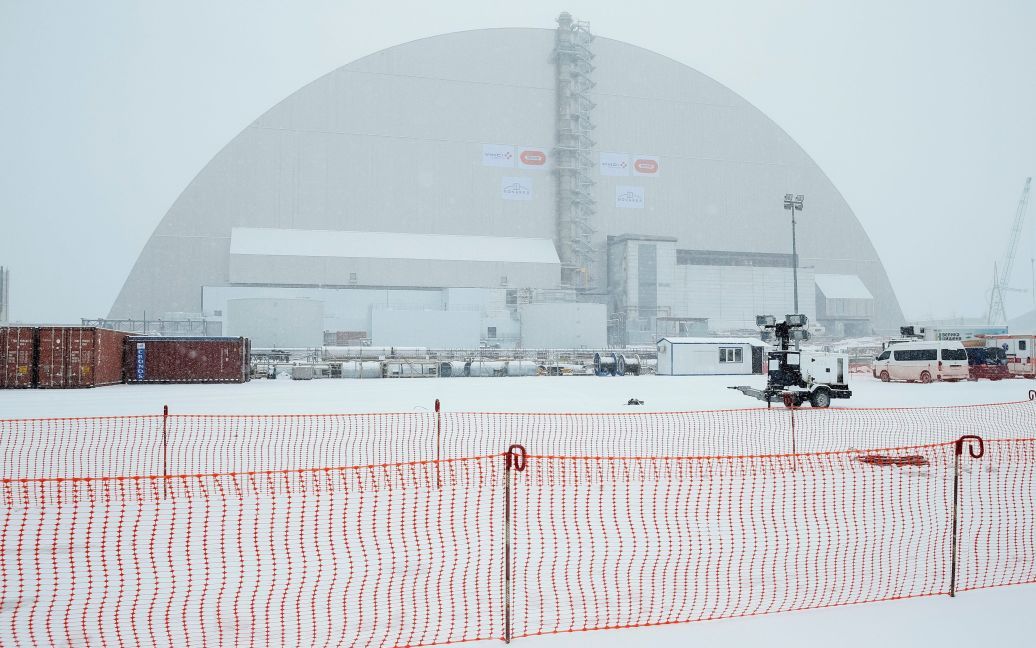 Накриття над саркофагом 4-го реактора ЧАЕС / © Reuters