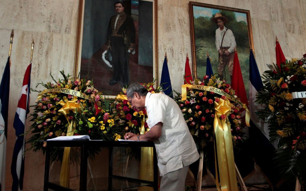 В Никарагуа в Национальном театре мужчина оставляет подпись в "книге соболезнований" / © Reuters