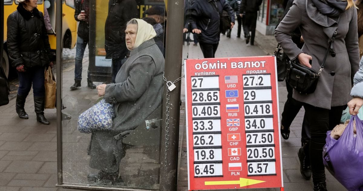Как на валютном рынке падала гривна в течение 2016 года. Инфографика