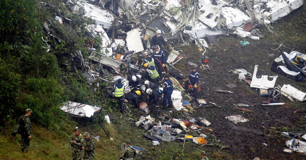 Перед взлетом колумбийского самолета пилота предупреждали о нехватке топлива — СМИ